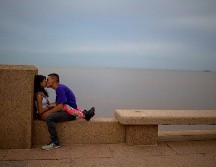 Una pareja besándose frente al mar, en honor al Día del Beso. AP/ ARCHIVO