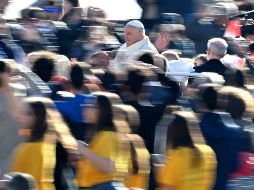 El Papa Francisco llega para presidir la audiencia general semanal en la Plaza de San Pedro, Ciudad del Vaticano, este miércoles. EFE/E. Ferrari
