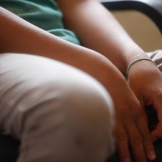 Con pistola falsa, niño de 14 años y cómplice roban mil dólares a un hombre