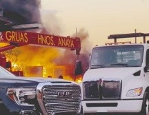 Según los reportes hechos a los números de emergencias vecinos de la zona escucharon al menos dos explosiones en el sitio, además del incendio en el mismo. ESPECIAL