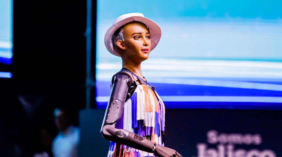 Sophia  se presentó en el escenario principal de Talent Land con un vestido de colores. ESPECIAL