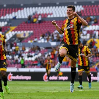 Leones Negros dan zarpazos en busca de repesca, golea a Raya2