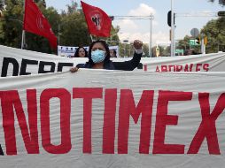 Fotografía de archivo fechada el 1 de septiembre de 2020 de trabajadores de la agencia de noticias Notimex durante una manifestación en Ciudad de México. EFE/ARCHIVO