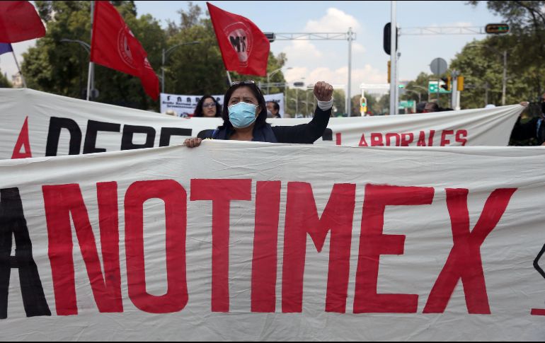 Fotografía de archivo fechada el 1 de septiembre de 2020 de trabajadores de la agencia de noticias Notimex durante una manifestación en Ciudad de México. EFE/ARCHIVO