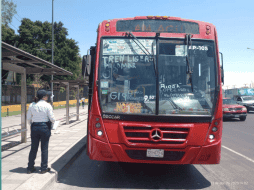 Luego de la sanción de la Secretaría de Transporte al conductor, el mensaje en el camión de transporte público fue borrado. TWITTER / @TransporteJal