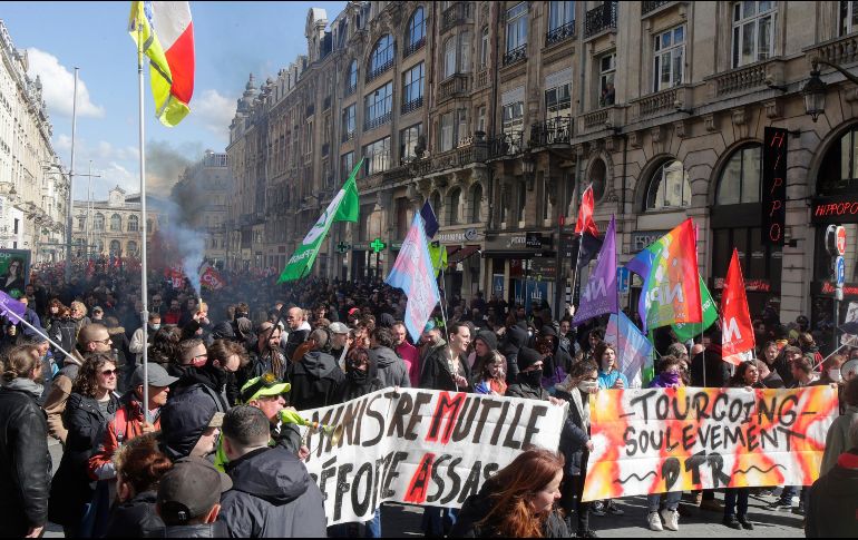 Advierten que las violentas protestas en Francia continuarán hasta que se dé marcha atrás a la reforma de pensiones de Macron. AP/M. Spingler