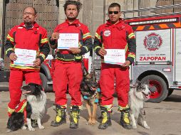 Los reconocidos son el comandante Marco Franco, cabeza del equipo USAR de Cruz Roja Mexicana, Daniel Hernández y Édgar Mártinez en compañía de los canes Rex, Orly y Balam. EL INFORMADOR/ ALONSO CAMACHO