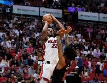 Jimmy Butler (22) dispara sobre la marca de Coby White. AP Photo/R. Blackwell