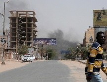 Humo de un incendio se eleva en el horizonte de Jartum. AP/A. Marwan