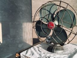 La creatividad mexicana no tiene límites, si ya tienes un ventilador en casa te decimos cómo puedes aprovecharlo para refrescar tu hogar, por al menos un rato. ESPECIAL / Foto de yechan park en Unsplash