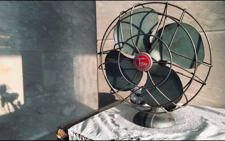 La creatividad mexicana no tiene límites, si ya tienes un ventilador en casa te decimos cómo puedes aprovecharlo para refrescar tu hogar, por al menos un rato. ESPECIAL / Foto de yechan park en Unsplash