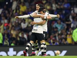 Henry Martín y Alejandro Zendejas en festejo de gol. Ambos jugadores lograron hacer daño a la portería defendida por Jesús Corona. EFE/S. Gutiérrez