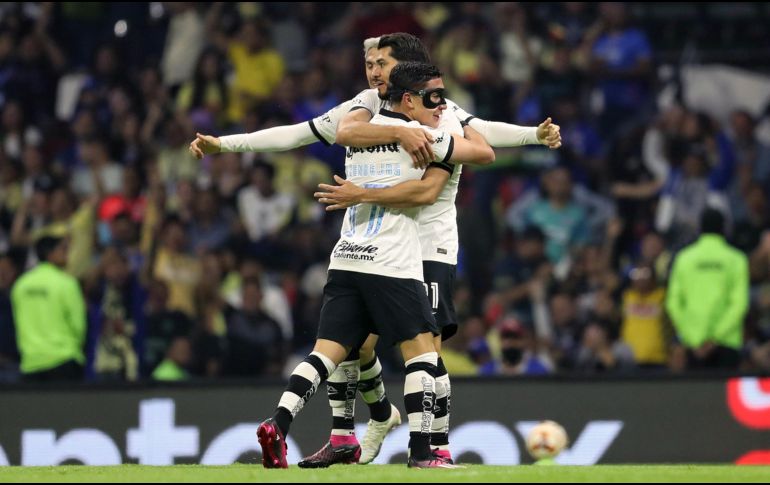 Henry Martín y Alejandro Zendejas en festejo de gol. Ambos jugadores lograron hacer daño a la portería defendida por Jesús Corona. EFE/S. Gutiérrez