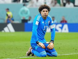 Ya cerca de la tribuna, Ochoa le regaló sus guantes a un par de fans y le dio su short a otro aficionado. IMAGO 7/ARCHIVO