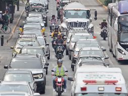 La falta de agentes viales en la Zona Metropolitana de Guadalajara provoca que algunos motociclistas circulen entre los autos o incluso en carriles exclusivos para unidades del transporte público, pese a que está prohibido. EL INFORMADOR/ A. Camacho