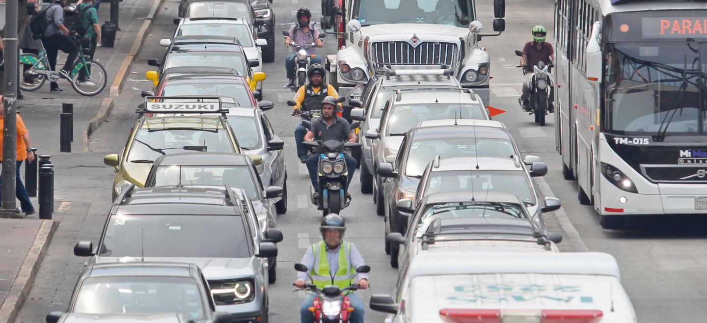 La falta de agentes viales en la Zona Metropolitana de Guadalajara provoca que algunos motociclistas circulen entre los autos o incluso en carriles exclusivos para unidades del transporte público, pese a que está prohibido. EL INFORMADOR/ A. Camacho