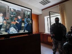 El opositor y periodista ruso, Vladimir Kara-Murza (en la pantalla), en prisión preventiva desde hace un año y acusado de traición y otros dos cargos, fue condenado a 25 años de prisión. EFE/Y. Kochetkov