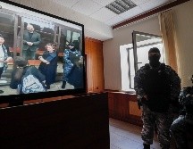 El opositor y periodista ruso, Vladimir Kara-Murza (en la pantalla), en prisión preventiva desde hace un año y acusado de traición y otros dos cargos, fue condenado a 25 años de prisión. EFE/Y. Kochetkov