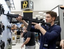 Un miembro de la NRA posa con un arma del tipo AR-15 durante la conferencia anual en Indianápolis, Indiana, celebrada este fin de semana. REUTERS