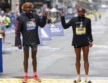 El campeón vigente Evans Chebet (I) repitió victoria hoy lunes 17 de abril. EFE / C. J. Gunther