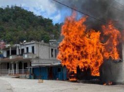 Este lunes se realizó un operativo en San Cristóbal de las Casas, Chiapas, luego del asesinato de un líder artesano. En la imagen, un inmueble en llamas debido a la violencia generada tras el homicidio. ESPECIAL