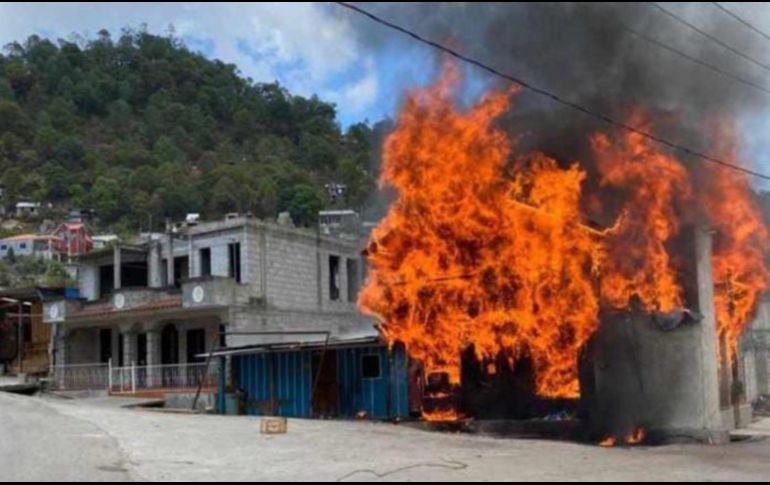 Este lunes se realizó un operativo en San Cristóbal de las Casas, Chiapas, luego del asesinato de un líder artesano. En la imagen, un inmueble en llamas debido a la violencia generada tras el homicidio. ESPECIAL