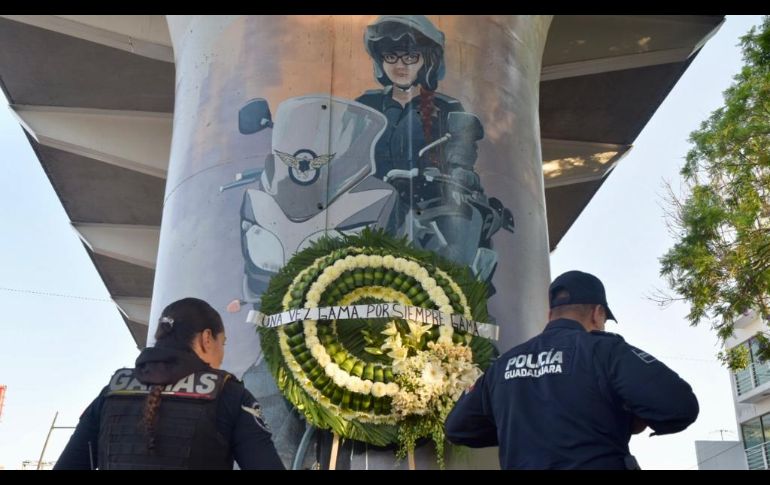 La acompañaron oficiales del escuadrón Gamas quienes estuvieron en la Guardia de Honor. CORTESÍA / Policía GDL