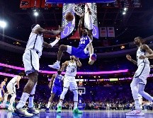 Paul Reed clava el balón en una jugada del partido. AP/D. Hamilton