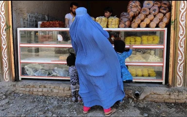 Un factor determinante en la caída de la economía de Afganistán, se basa en la prohibición de que la mujer sea partícipe de ella. AFP/ Archivo