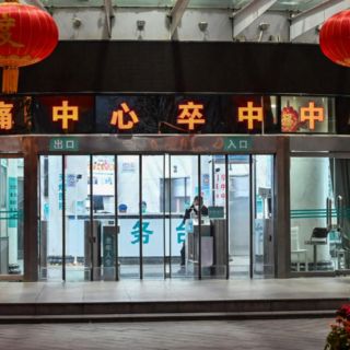 Reportan al menos 21 muertos por incendio en un hospital de China