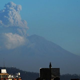El volcán Popocatépetl emite señales de fuego