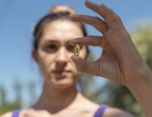 Especialistas recomiendan primero verificar los niveles de vitamina D en la sangre para después decidir si se necesitan suplementos. GETTY IMAGES