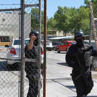 Mujer intenta entrar a reclusorio con 80 mil pesos pegados en la entrepierna