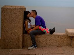 El beso es una de las formas de expresión humana más significativas para las relaciones interpersonales, con él se expresa amor, afecto, gratitud, felicidad, así como otras emociones. AP / ARCHIVO