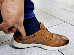 Cambiar el calzado cada día para que se evapore la humedad que contiene es una de las recomendaciones para evitar el mal olor en los pies. EL INFORMADOR / O. Álvarez