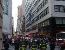 El edificio se vino abajo y aplastó varios vehículos. AP