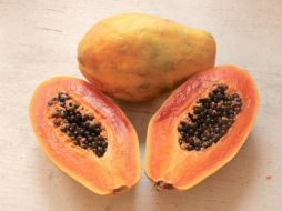 La papaya proviene de una planta herbácea, la cual puede llegar a medir hasta 9 metros de altura. PIXABAY