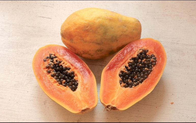 La papaya proviene de una planta herbácea, la cual puede llegar a medir hasta 9 metros de altura. PIXABAY
