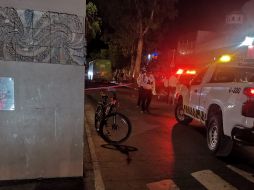Al arribo de los oficiales localizaron el camión de la ruta C38/39 Unidad 45 sobre avenida Tonaltecas, metros atrás estaba un hombre de entre 40 a 45 años tirado sobre el asfalto. ESPECIAL