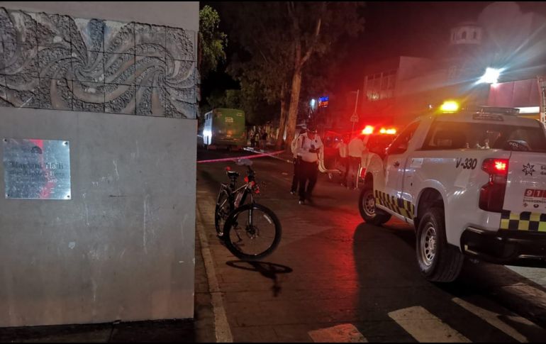 Al arribo de los oficiales localizaron el camión de la ruta C38/39 Unidad 45 sobre avenida Tonaltecas, metros atrás estaba un hombre de entre 40 a 45 años tirado sobre el asfalto. ESPECIAL