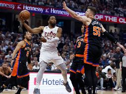 Donovan Mitchell (45) esquiva las marcas de Isaiah Hartenstein (55), Josh Hart (3) y Jalen Brunson (11), ayer durante el juego. AP/R. Schwane