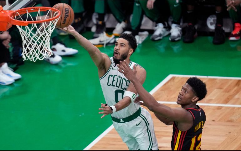 Jayson Tatum protagonizó una jugada clave para la victoria. AP/C. Krupa