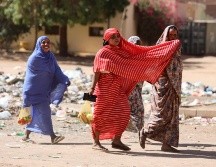 Vecinos relataron que vieron a cientos de personas, entre las que había mujeres y niños, que cargaban equipajes y se iban bien a pie o en autos atestados. EFE/STRINGER