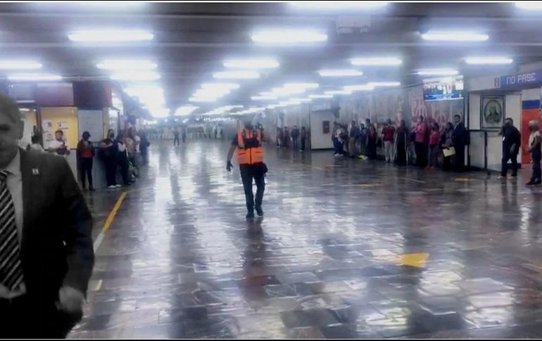 El hombre se molestó cuando le informaron que no había servicio de trenes y que se tenía que replegar y quedarse parado. SUN/L. Arana