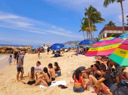 Las sombrillas, aseguran los comerciantes, tienen permiso de las autoridades para ser rentadas y colocadas en playas de Puerto Vallarta. EL INFORMADOR / O. Álvarez