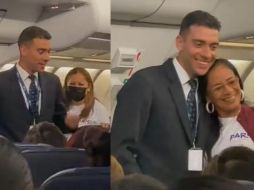 Algunas pasajeras le pidieron fotografías y el sobrecargo no se negó. SUN