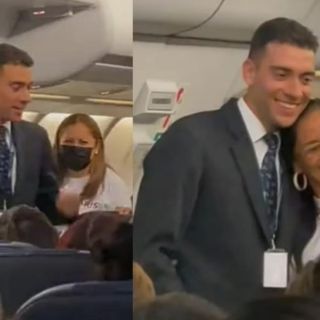 ¡Viral! Mexicanas enloquecen en avión con 'sobrecargo guapo' (VIDEO)