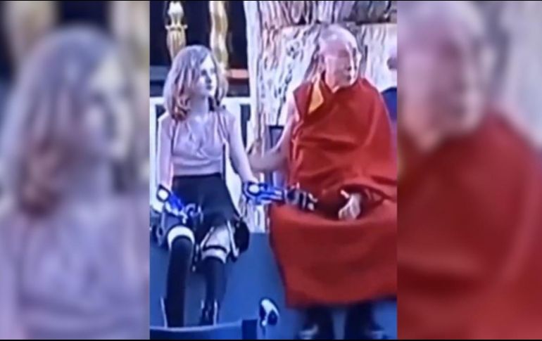 El Dalai Lama fue captado acariciando el brazo de una niña. ESPECIAL