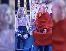 El Dalai Lama fue captado acariciando el brazo de una niña. ESPECIAL