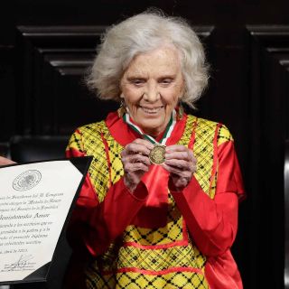 Elena Poniatowska recibe Medalla Belisario Domínguez